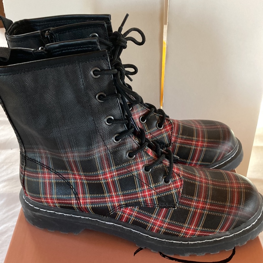 Women’s Ryder black plaid combat booties 9M